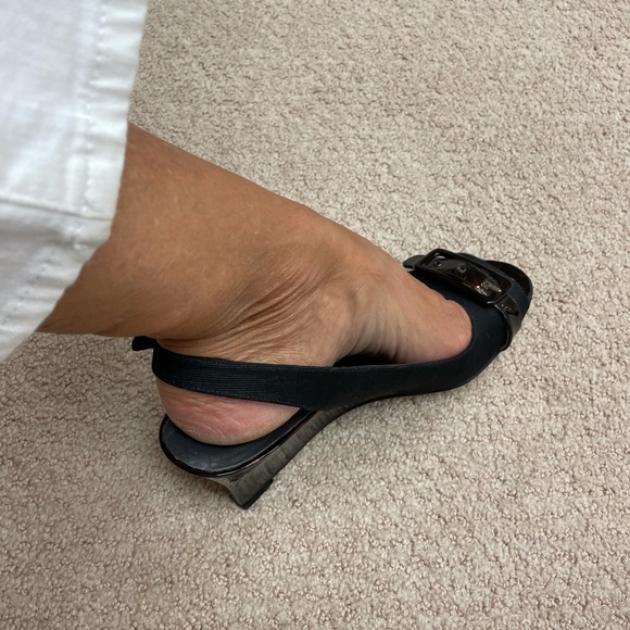 Stuart Weitzman black FAILLE MIDDY sling back with tortoise buckle/ heels,  8.5 - Picture 3 of 9